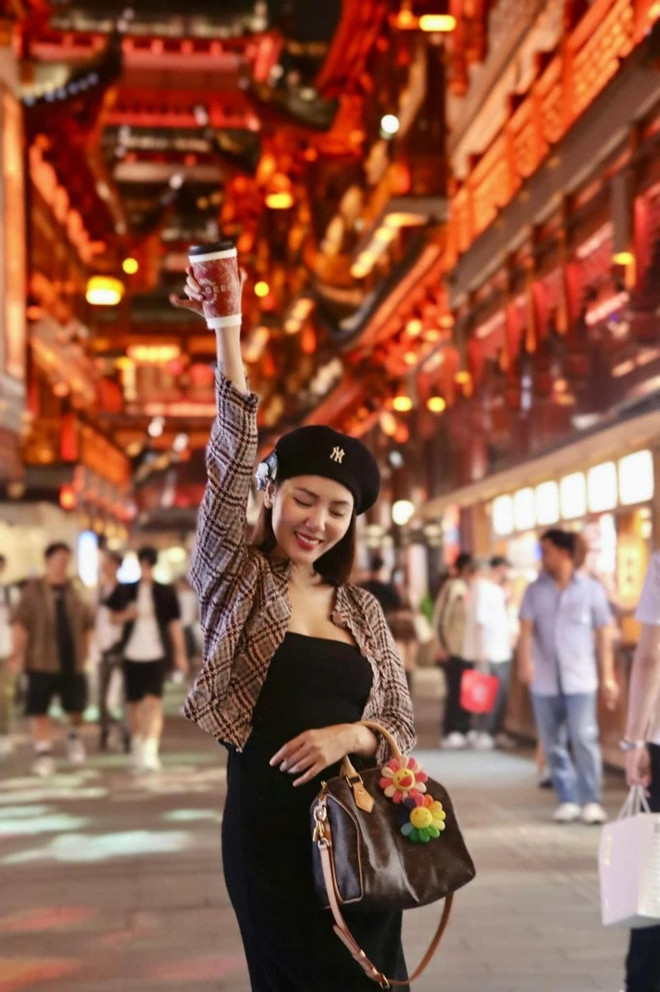 Phương Linh tuổi tứ tuần đẹp không góc chết mặc gì cũng sang