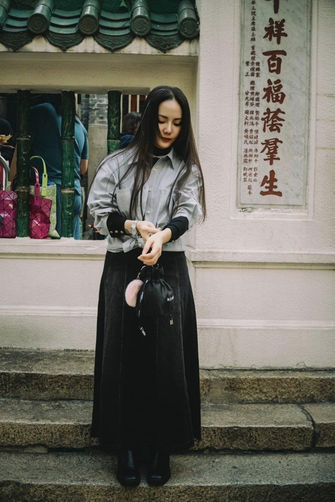 Phương Linh tuổi tứ tuần đẹp không góc chết mặc gì cũng sang