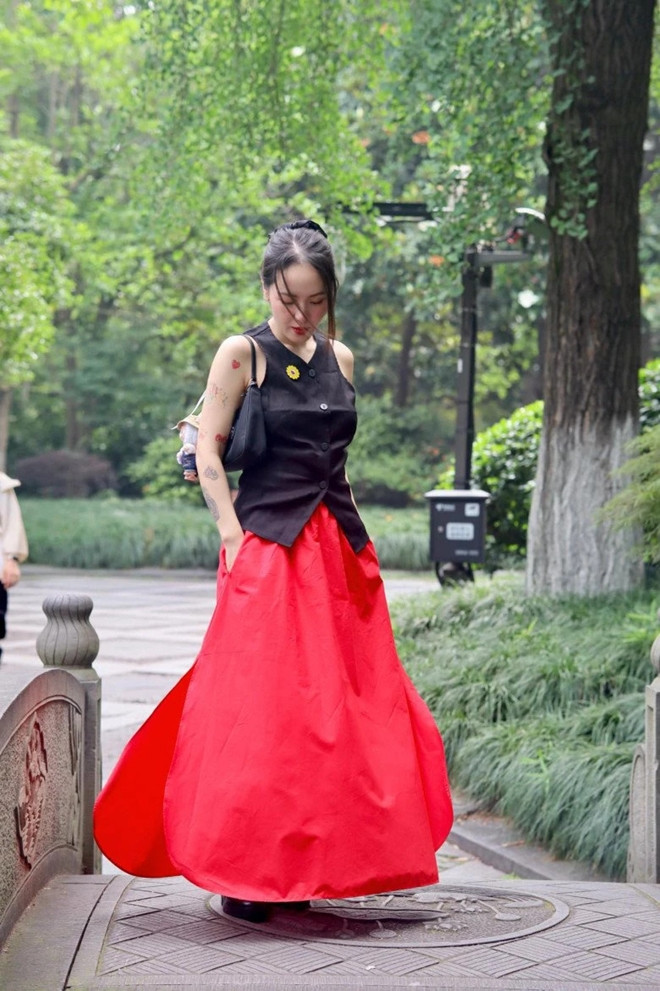 Phương Linh tuổi tứ tuần đẹp không góc chết mặc gì cũng sang