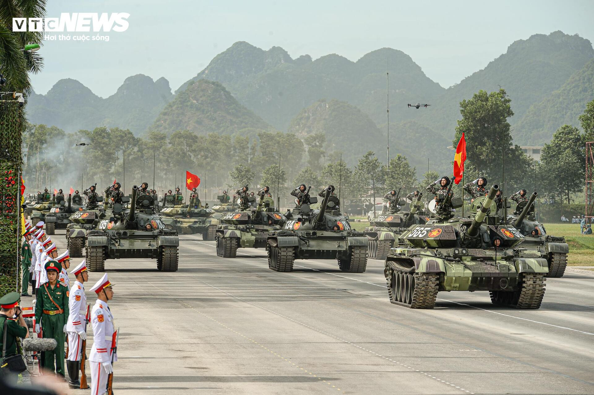 Tên lửa, xe chiến đấu 'Made in Vietnam' phô diễn sức mạnh tại buổi hợp luyện A80 - 1