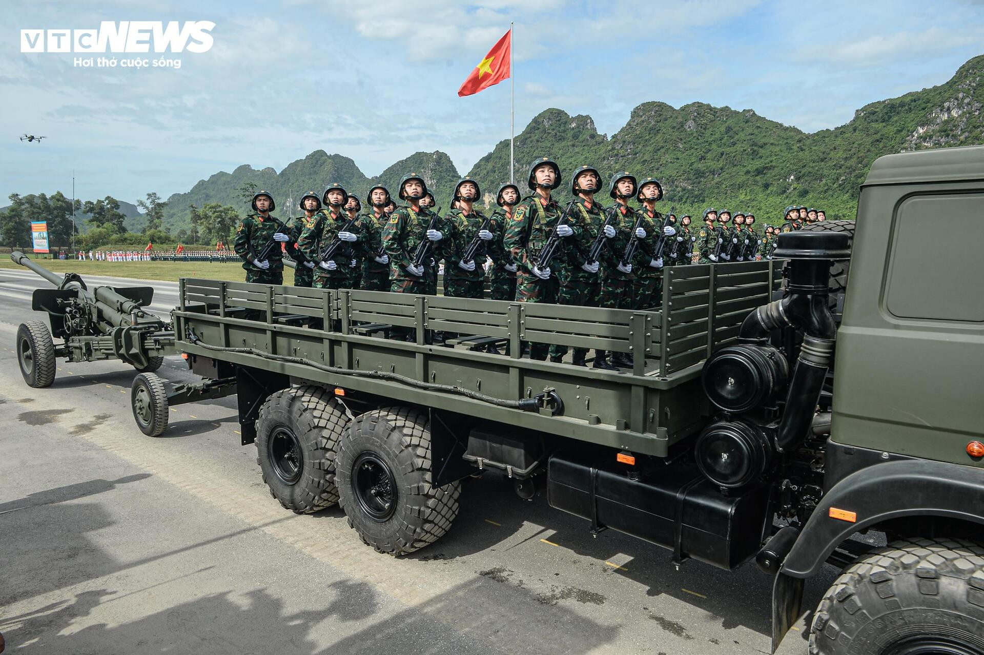 Tên lửa, xe chiến đấu 'Made in Vietnam' phô diễn sức mạnh tại buổi hợp luyện A80 - 10