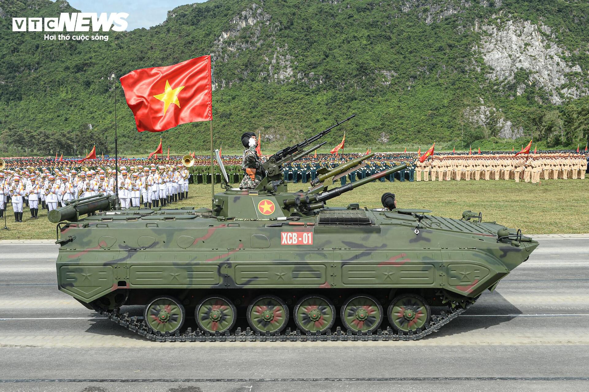 Tên lửa, xe chiến đấu 'Made in Vietnam' phô diễn sức mạnh tại buổi hợp luyện A80 - 8