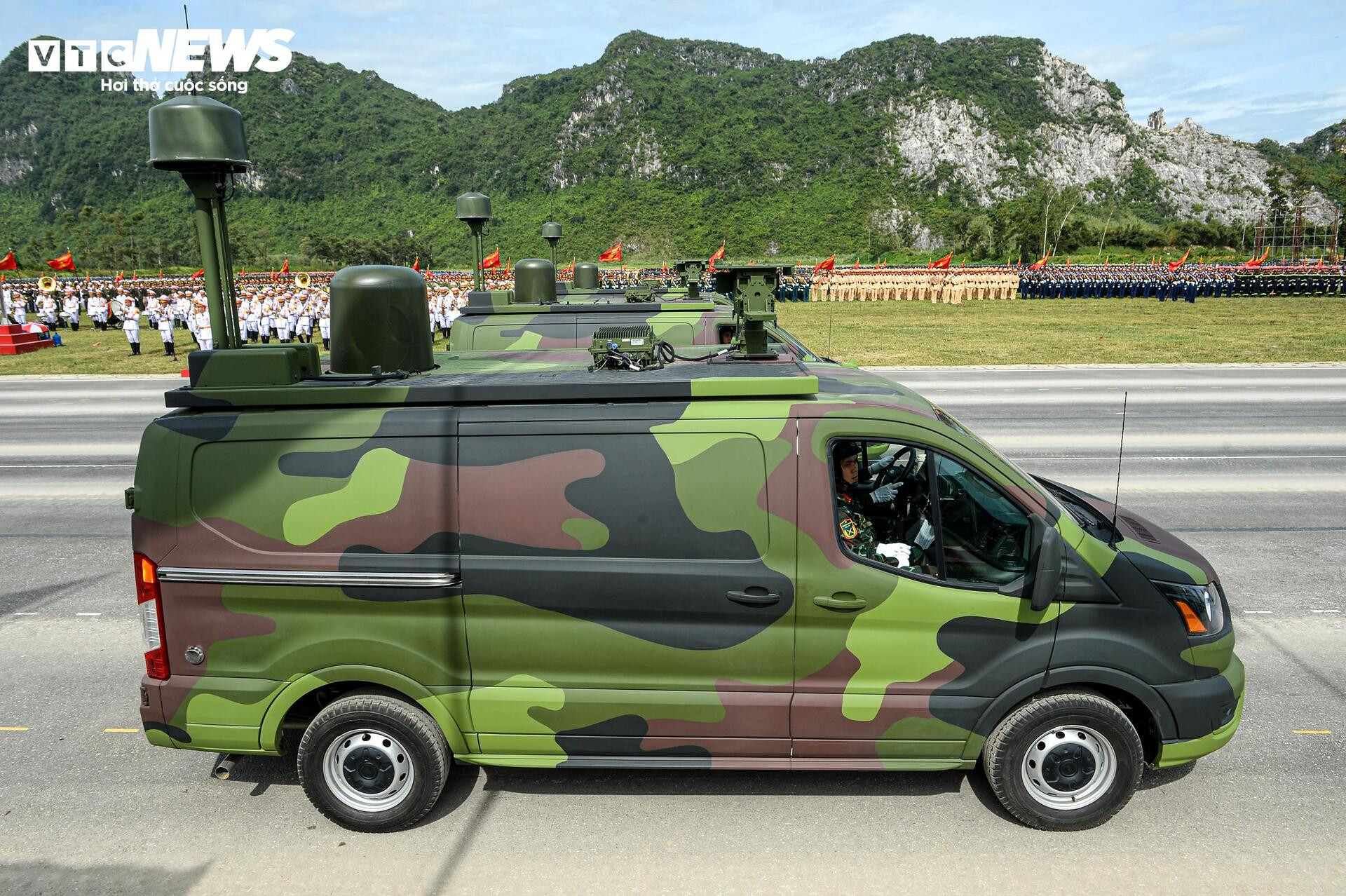 Tên lửa, xe chiến đấu 'Made in Vietnam' phô diễn sức mạnh tại buổi hợp luyện A80 - 18