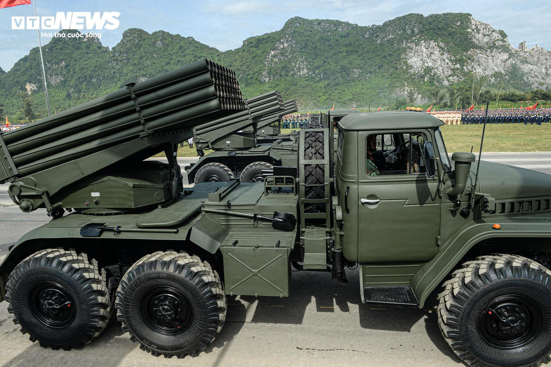 Tên lửa, xe chiến đấu 'Made in Vietnam' phô diễn sức mạnh tại buổi hợp luyện A80 - 14