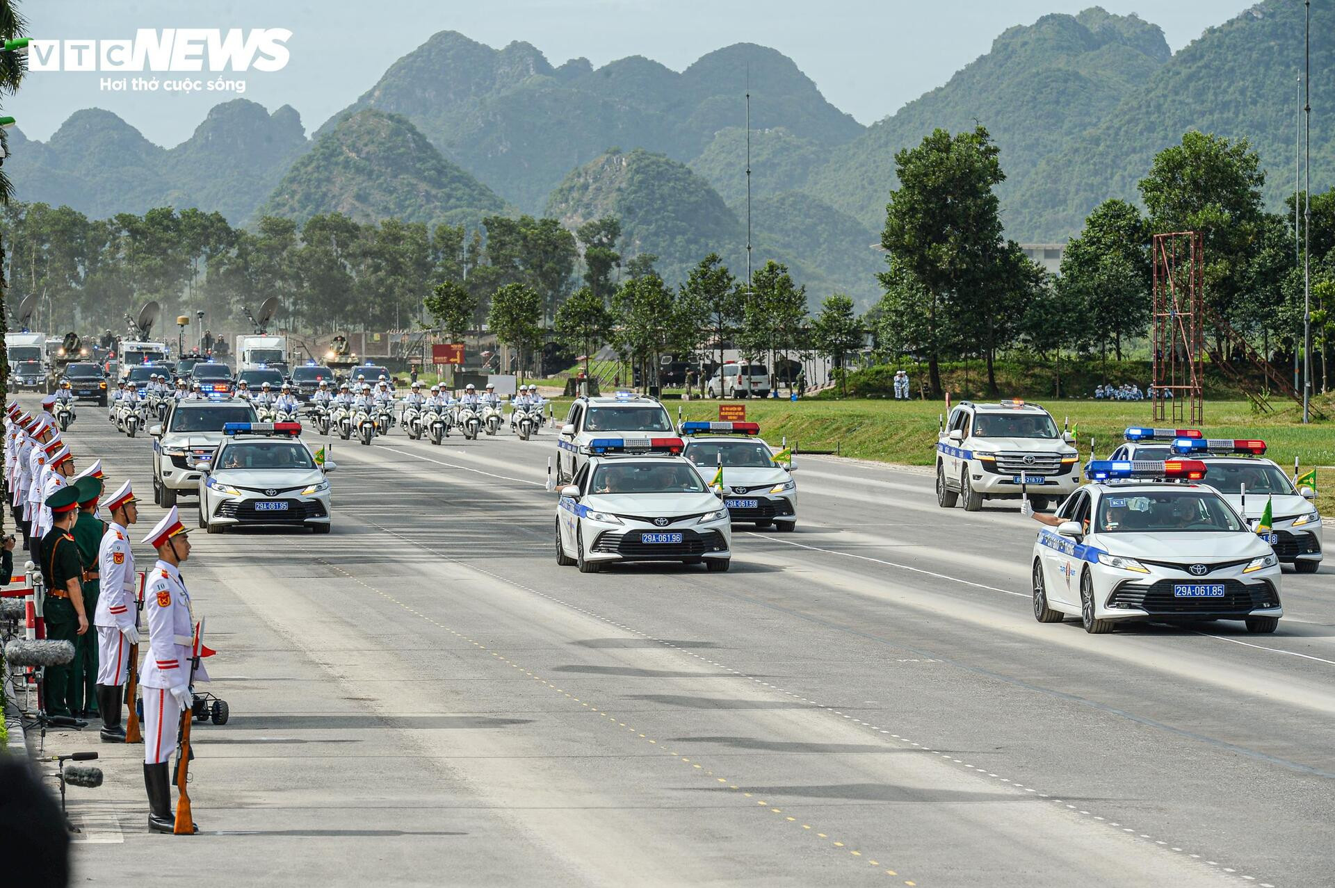 Tên lửa, xe chiến đấu 'Made in Vietnam' phô diễn sức mạnh tại buổi hợp luyện A80 - 21