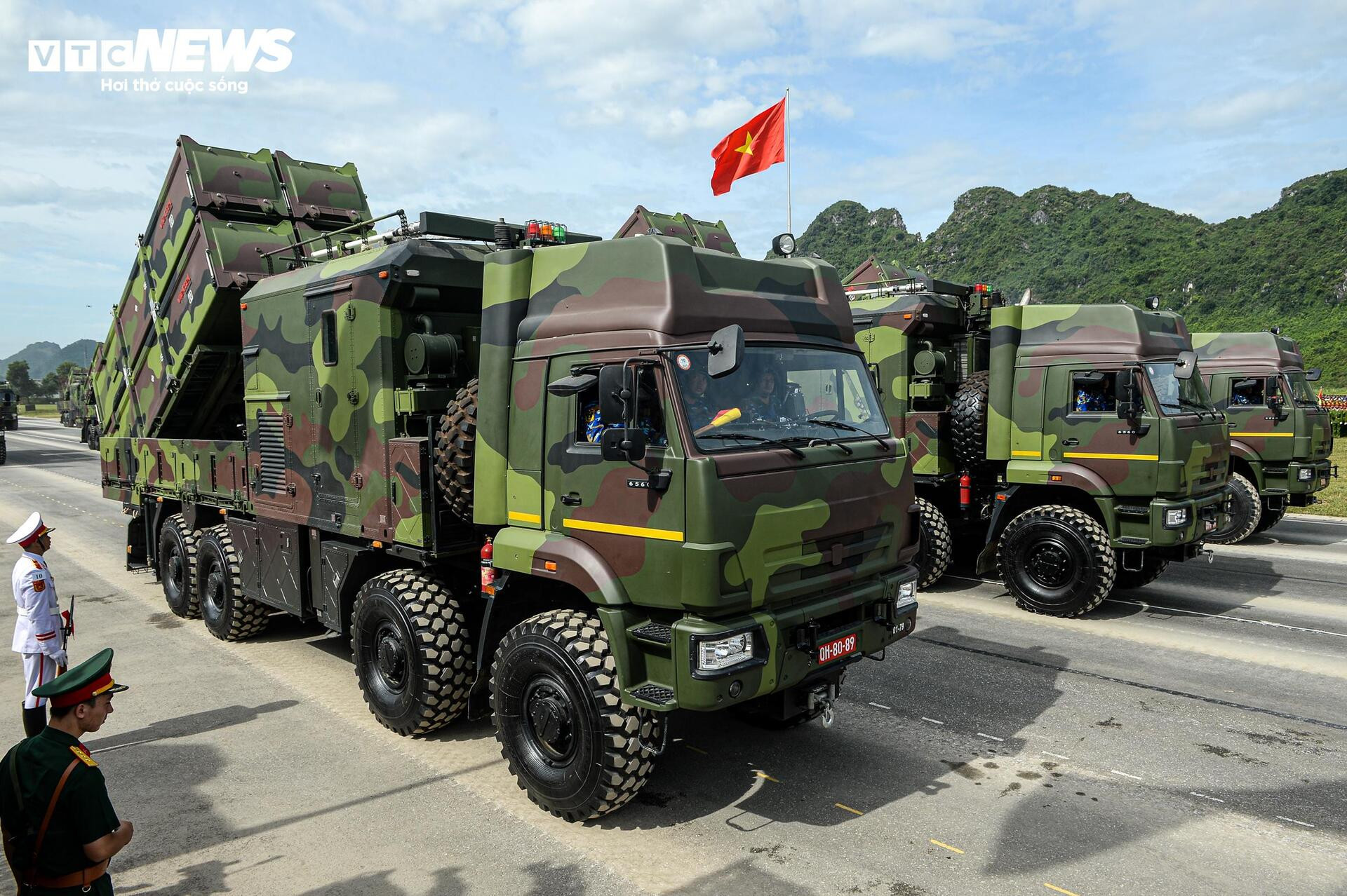 Tên lửa, xe chiến đấu 'Made in Vietnam' phô diễn sức mạnh tại buổi hợp luyện A80 - 15