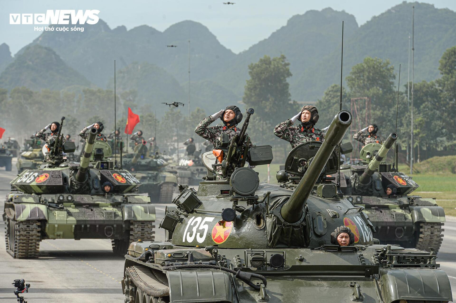 Tên lửa, xe chiến đấu 'Made in Vietnam' phô diễn sức mạnh tại buổi hợp luyện A80 - 2