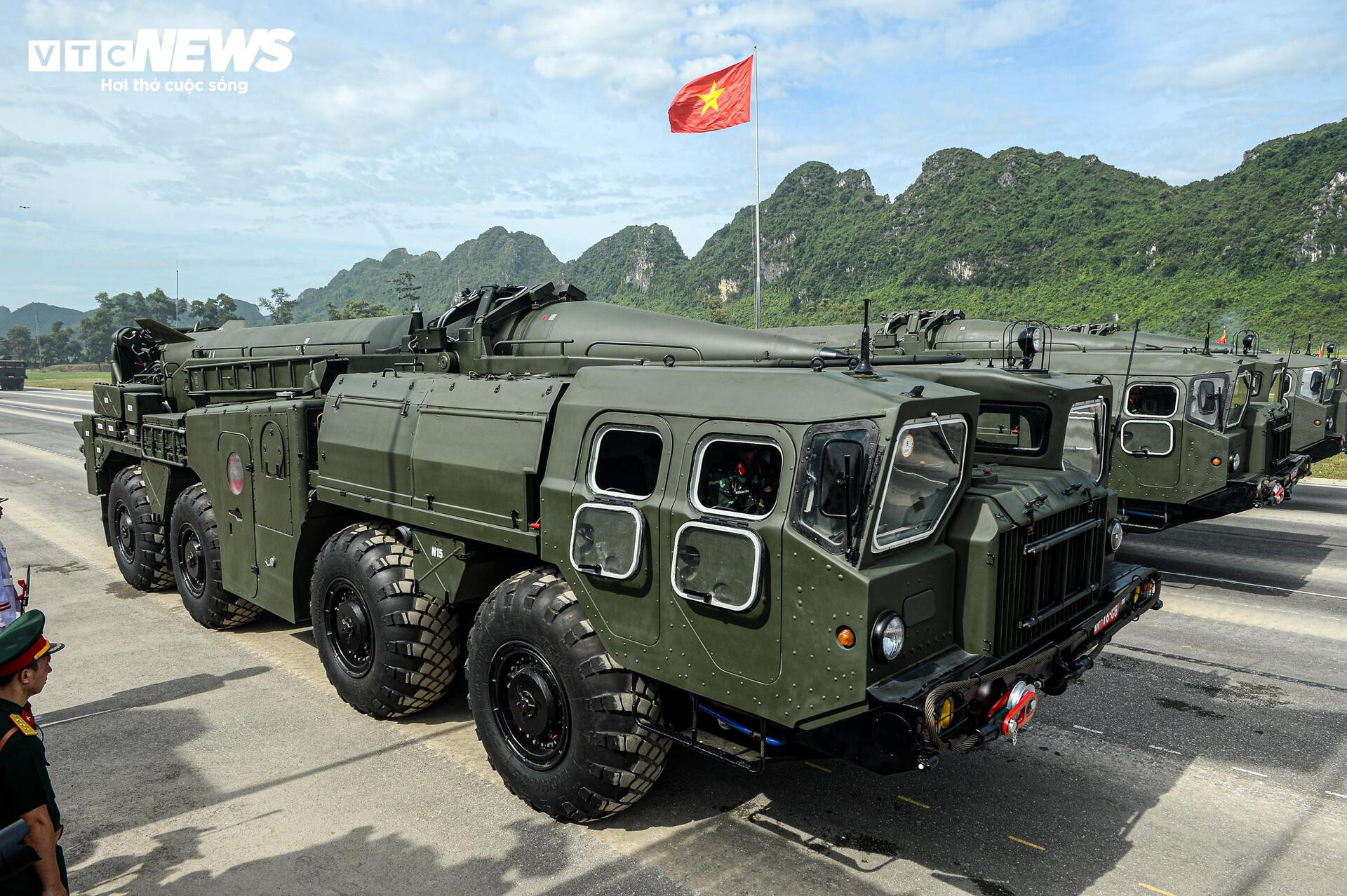 Tên lửa, xe chiến đấu 'Made in Vietnam' phô diễn sức mạnh tại buổi hợp luyện A80 - 12