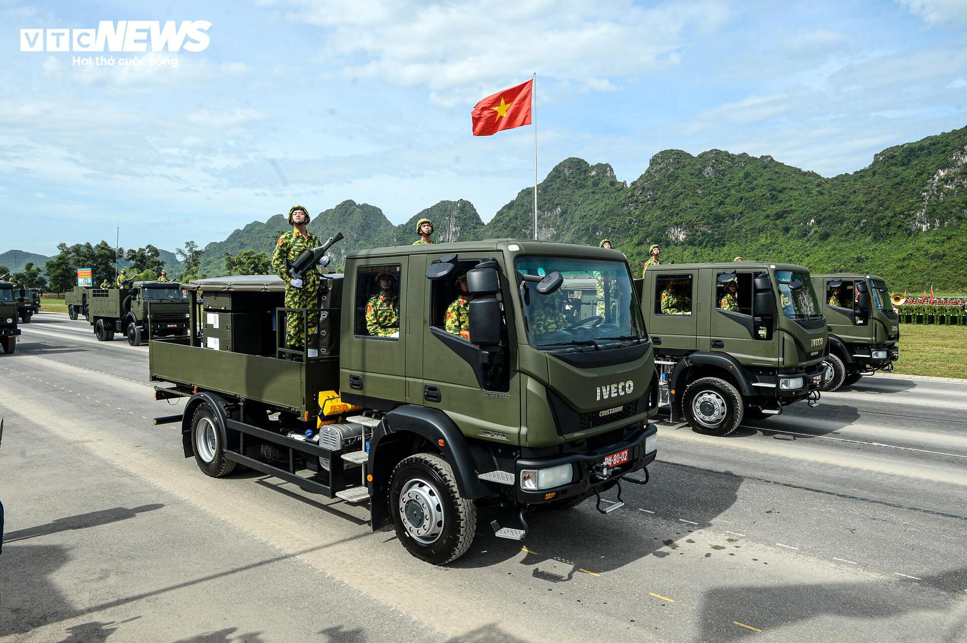 Tên lửa, xe chiến đấu 'Made in Vietnam' phô diễn sức mạnh tại buổi hợp luyện A80 - 19