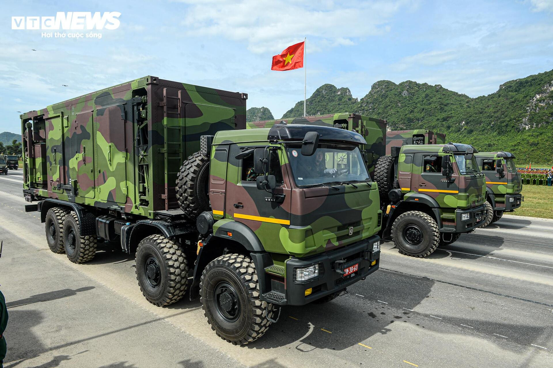 Tên lửa, xe chiến đấu 'Made in Vietnam' phô diễn sức mạnh tại buổi hợp luyện A80 - 17