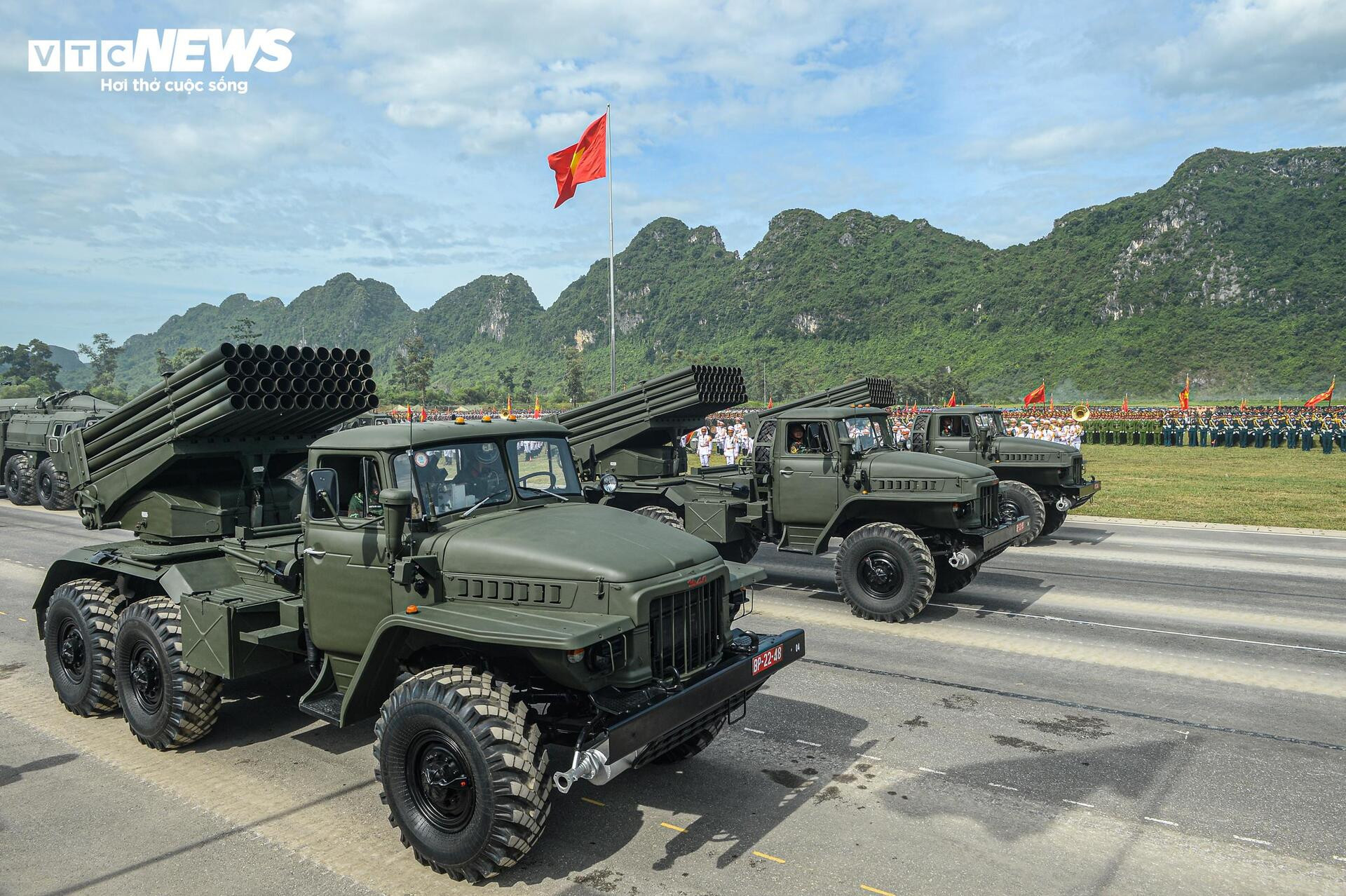 Tên lửa, xe chiến đấu 'Made in Vietnam' phô diễn sức mạnh tại buổi hợp luyện A80 - 13
