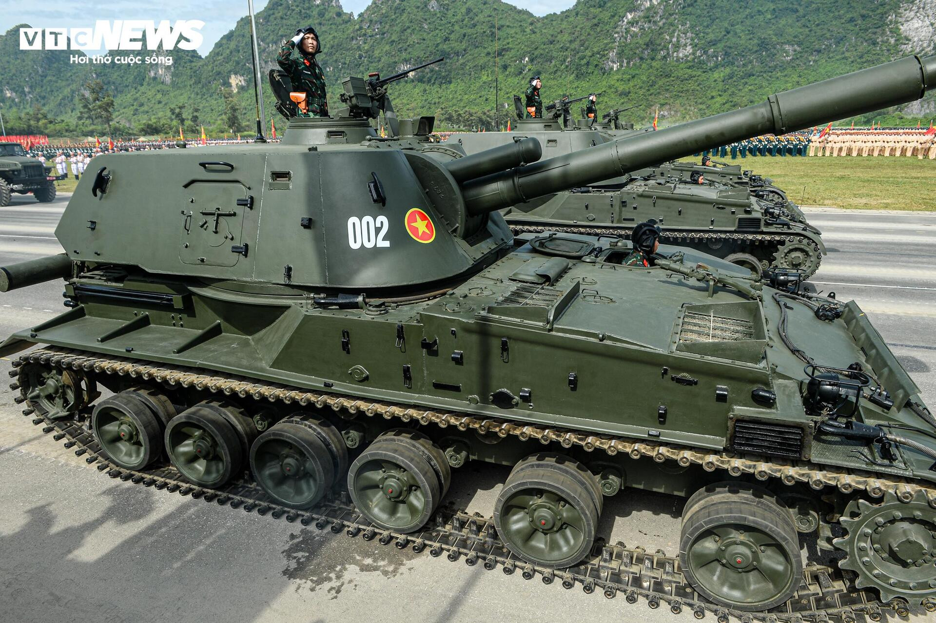 Tên lửa, xe chiến đấu 'Made in Vietnam' phô diễn sức mạnh tại buổi hợp luyện A80 - 5