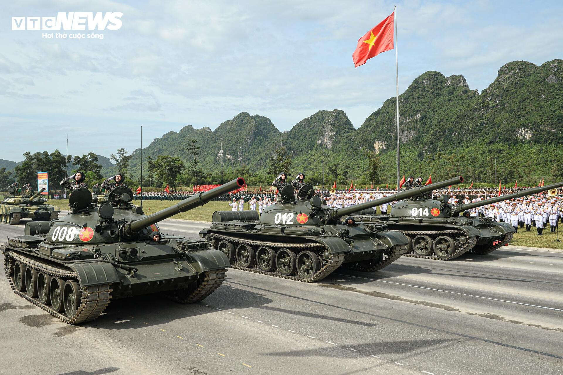 Tên lửa, xe chiến đấu 'Made in Vietnam' phô diễn sức mạnh tại buổi hợp luyện A80 - 3