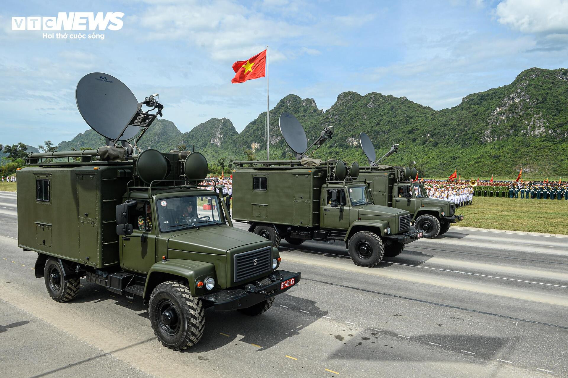 Tên lửa, xe chiến đấu 'Made in Vietnam' phô diễn sức mạnh tại buổi hợp luyện A80 - 16