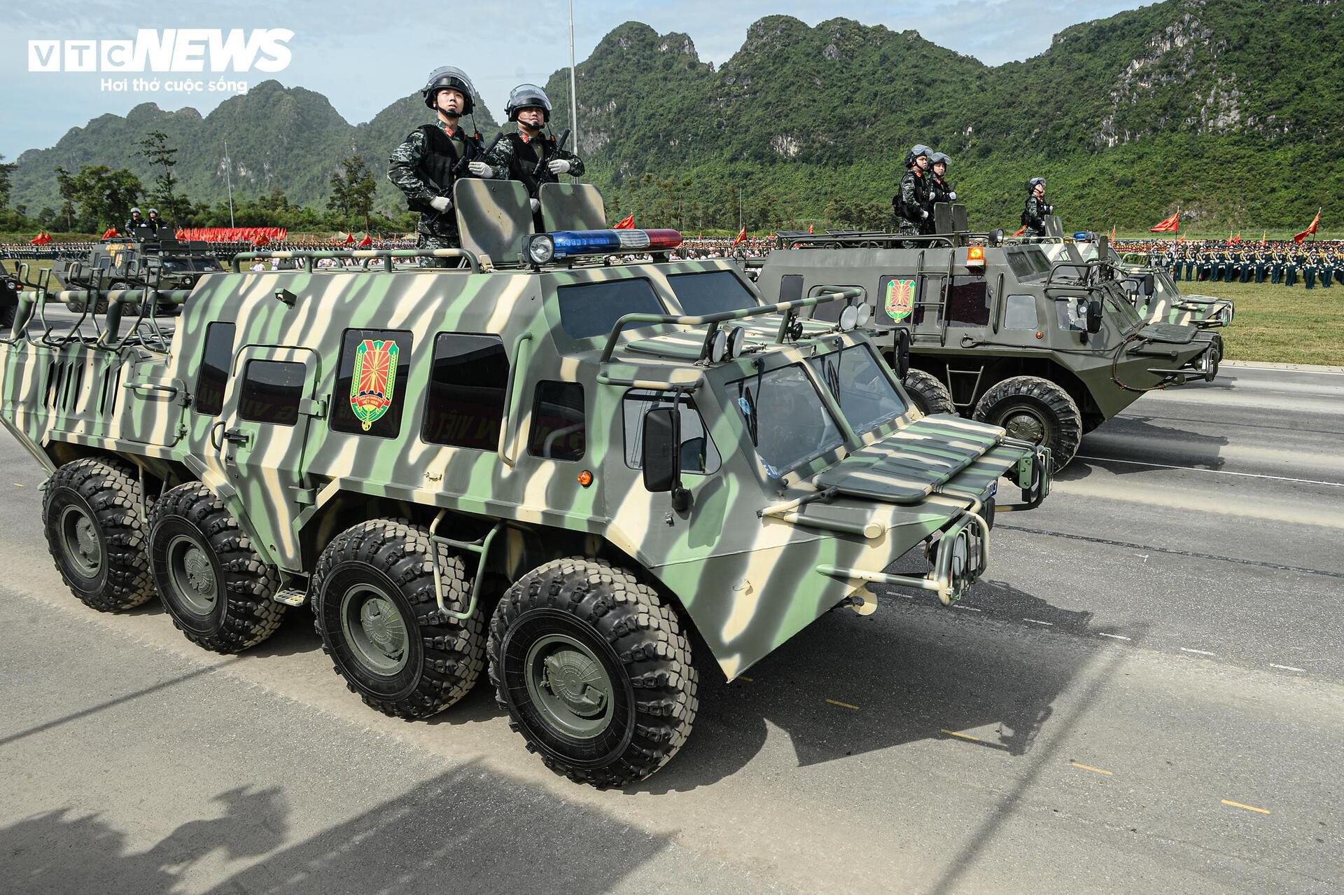 Tên lửa, xe chiến đấu 'Made in Vietnam' phô diễn sức mạnh tại buổi hợp luyện A80 - 23