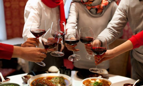 Bị cười nhạo khi họp lớp, ông bảo vệ ra về sớm, khoảnh khắc con trai ông đến đón khiến cả lớp 'đứng hình'- Ảnh 1.