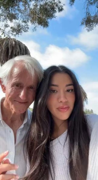 Cô gái 27 tuổi cưới ông lão 73 tuổi, ngỡ ngàng với hoàn cảnh chú rể - Ảnh 3.