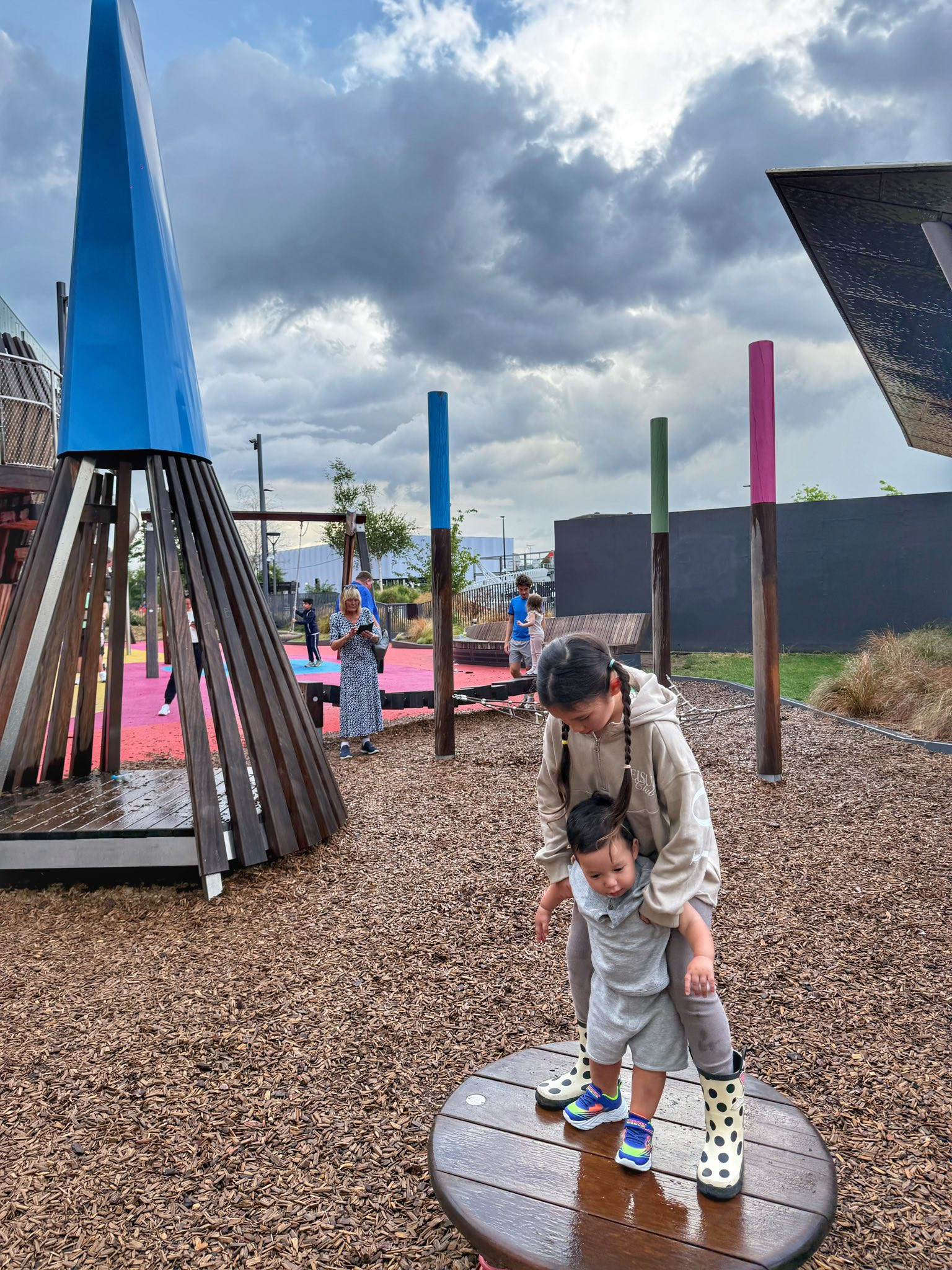 Con gái lai Tây của siêu mẫu Hà Anh: 7 tuổi biết chăm em cho mẹ, ngoại hình phổng phao - Ảnh 3.