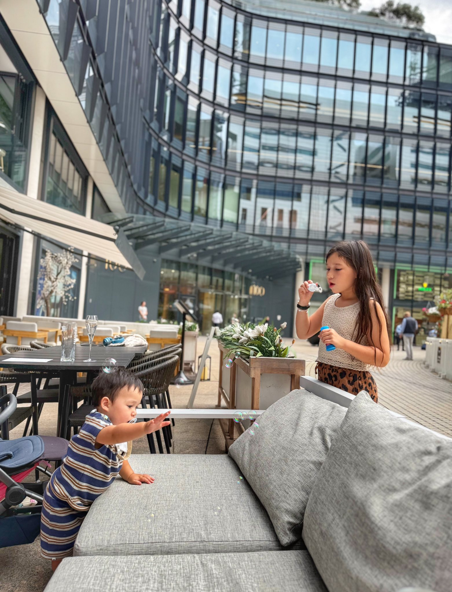 Con gái lai Tây của siêu mẫu Hà Anh: 7 tuổi biết chăm em cho mẹ, ngoại hình phổng phao - Ảnh 2.