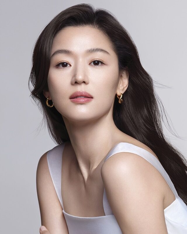 Cú lột xác đầy ngoạn mục ở tuổi 44 của “mợ chảnh” Jeon Ji Hyun - Ảnh 4.