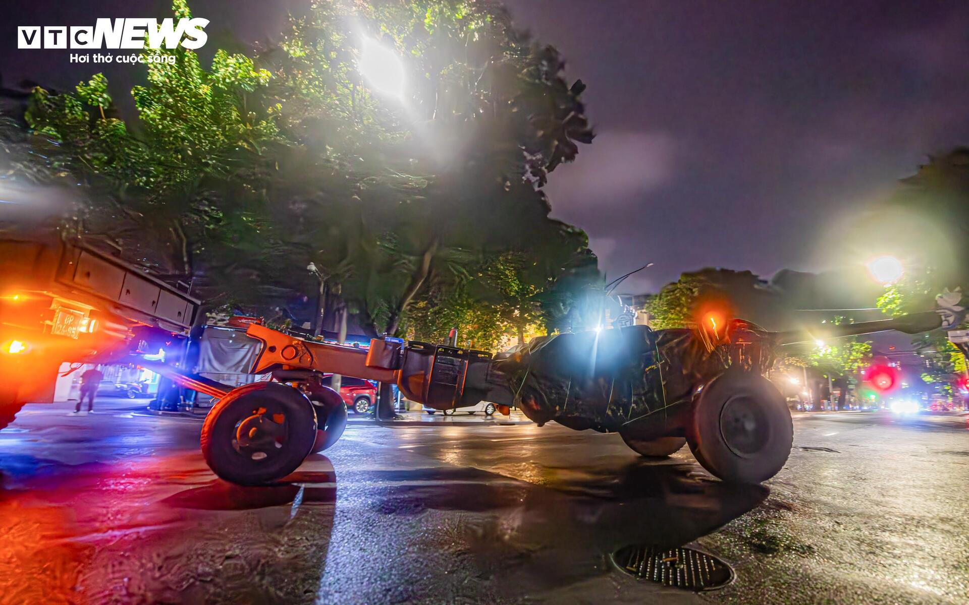 Dàn khí tài diễu binh A80 luyện tập xuyên đêm mưa ở trung tâm Hà Nội - 11