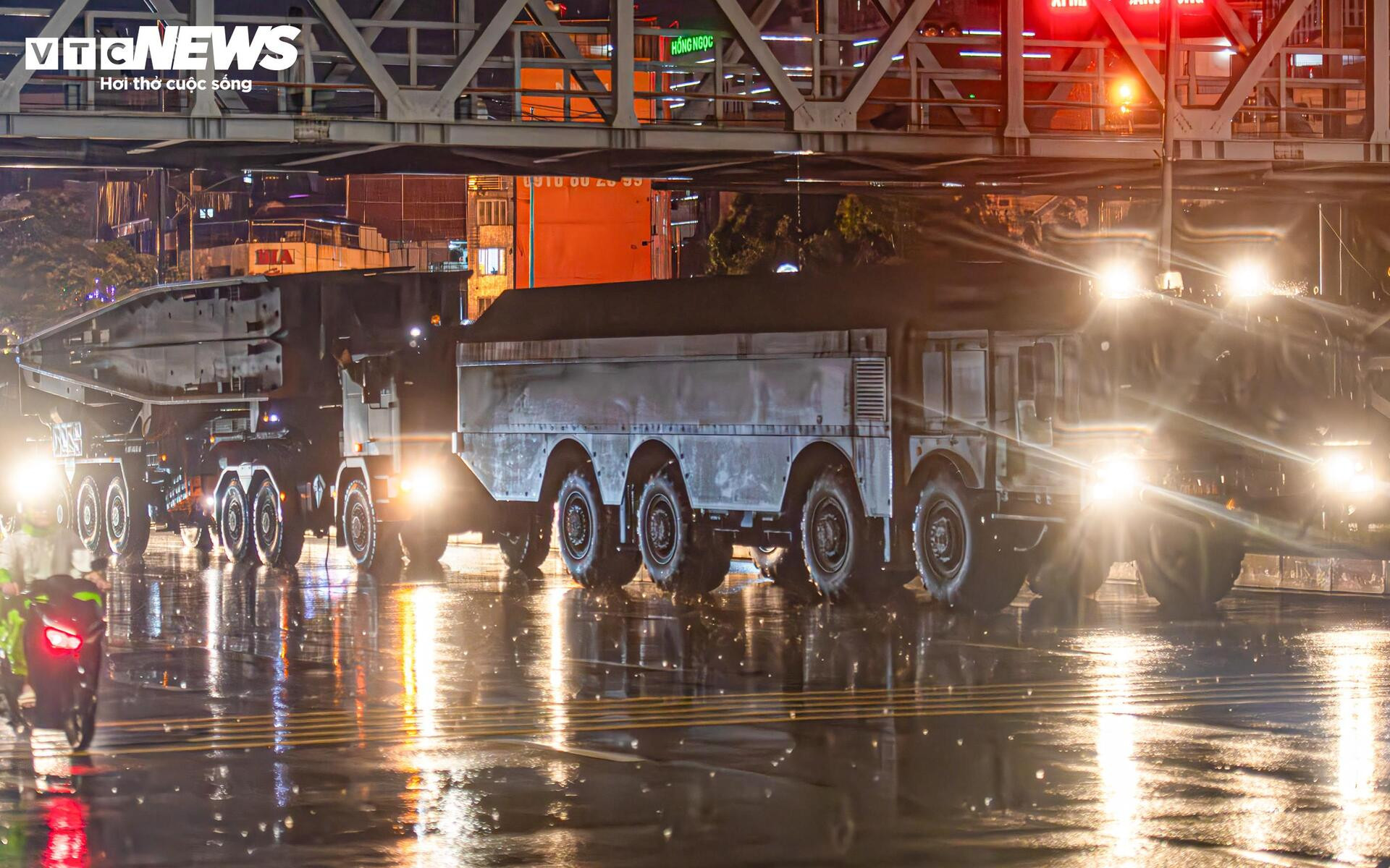 Dàn khí tài diễu binh A80 luyện tập xuyên đêm mưa ở trung tâm Hà Nội - 6