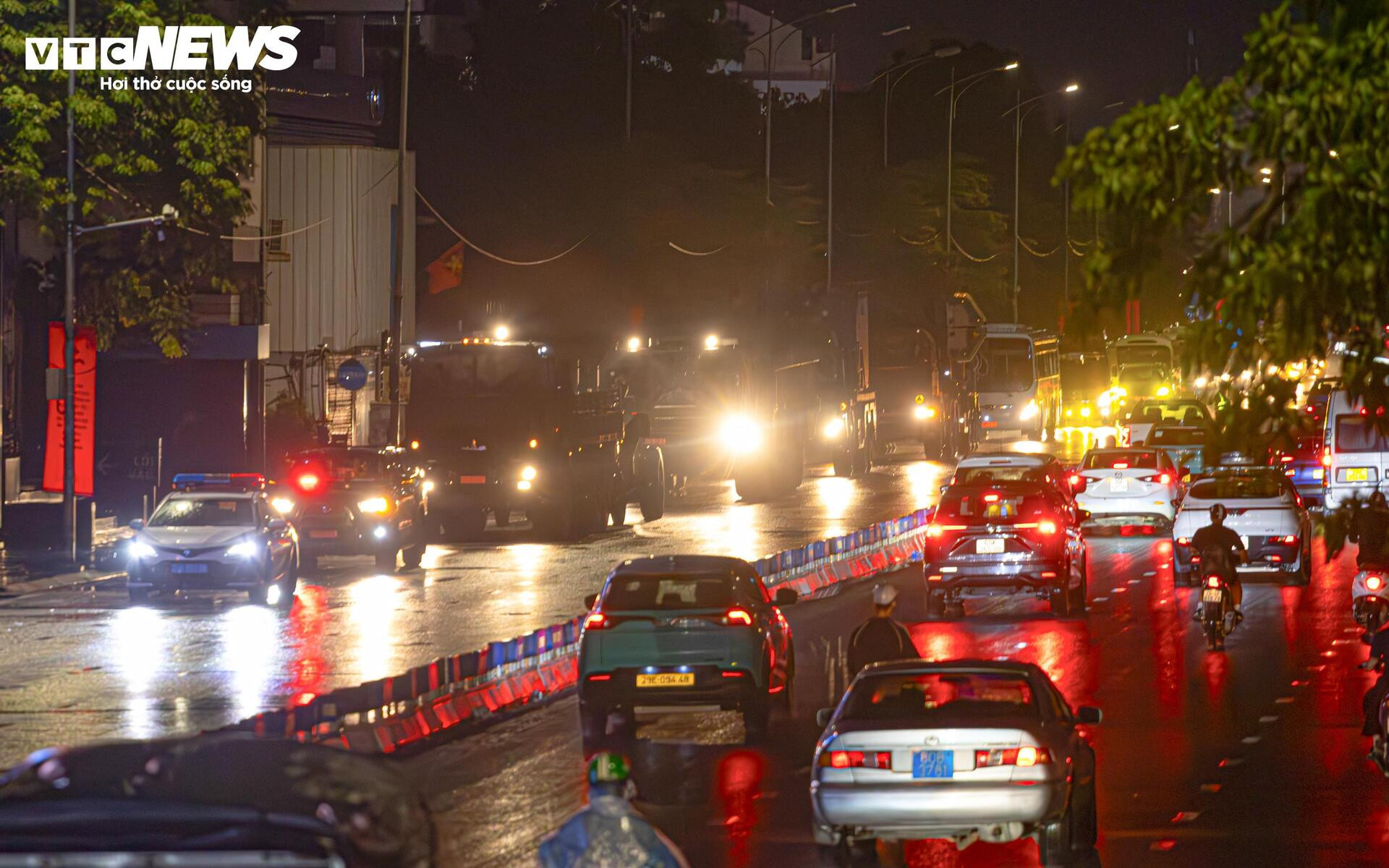 Dàn khí tài diễu binh A80 luyện tập xuyên đêm mưa ở trung tâm Hà Nội - 1