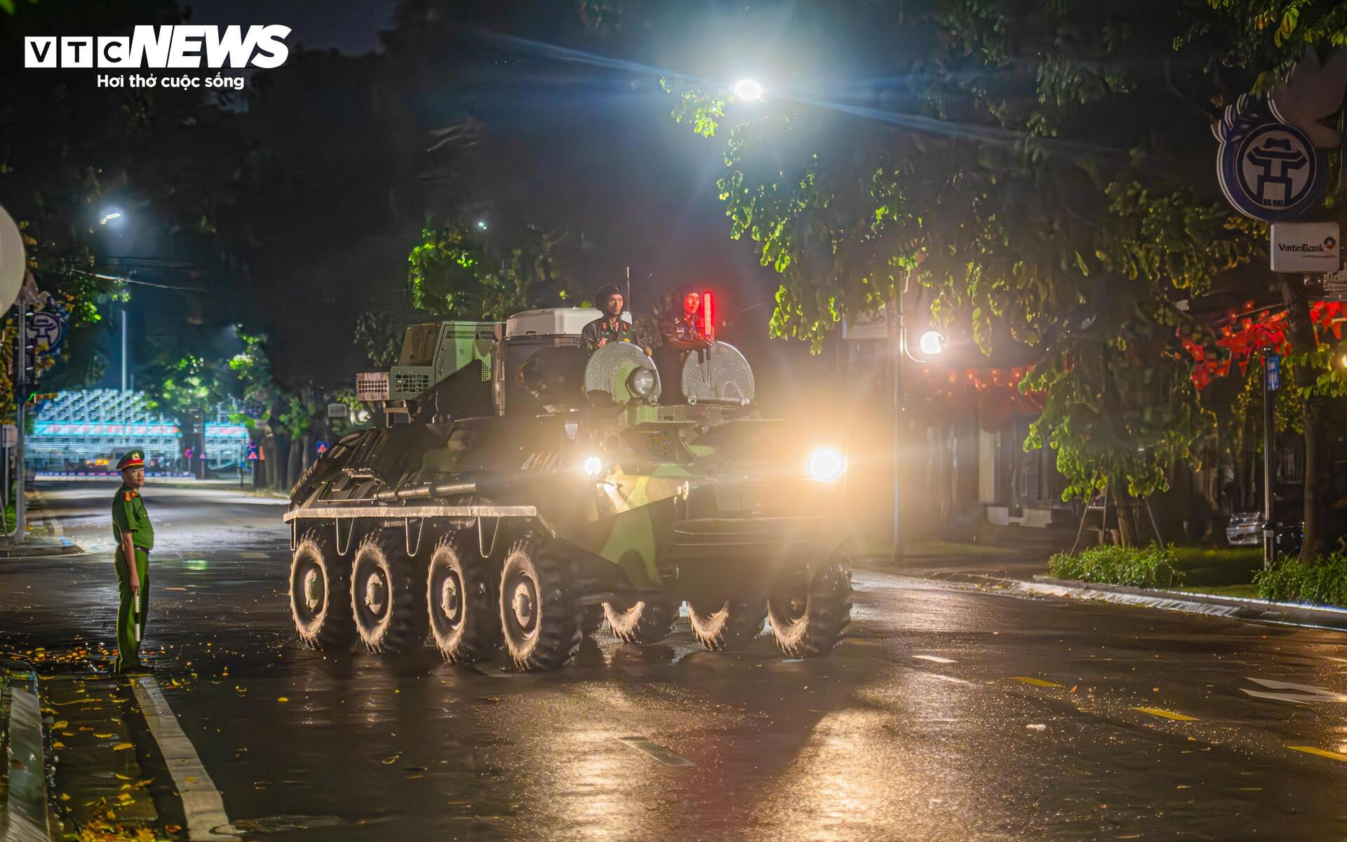 Dàn khí tài diễu binh A80 luyện tập xuyên đêm mưa ở trung tâm Hà Nội - 10