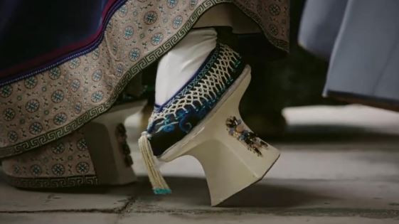 Lý do phi tần nhà Thanh đi lại trong cung đều có cung nữ đỡ tay - Ảnh 3.