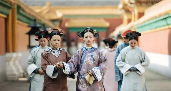 Lý do phi tần nhà Thanh đi lại trong cung đều có cung nữ đỡ tay - Ảnh 2.