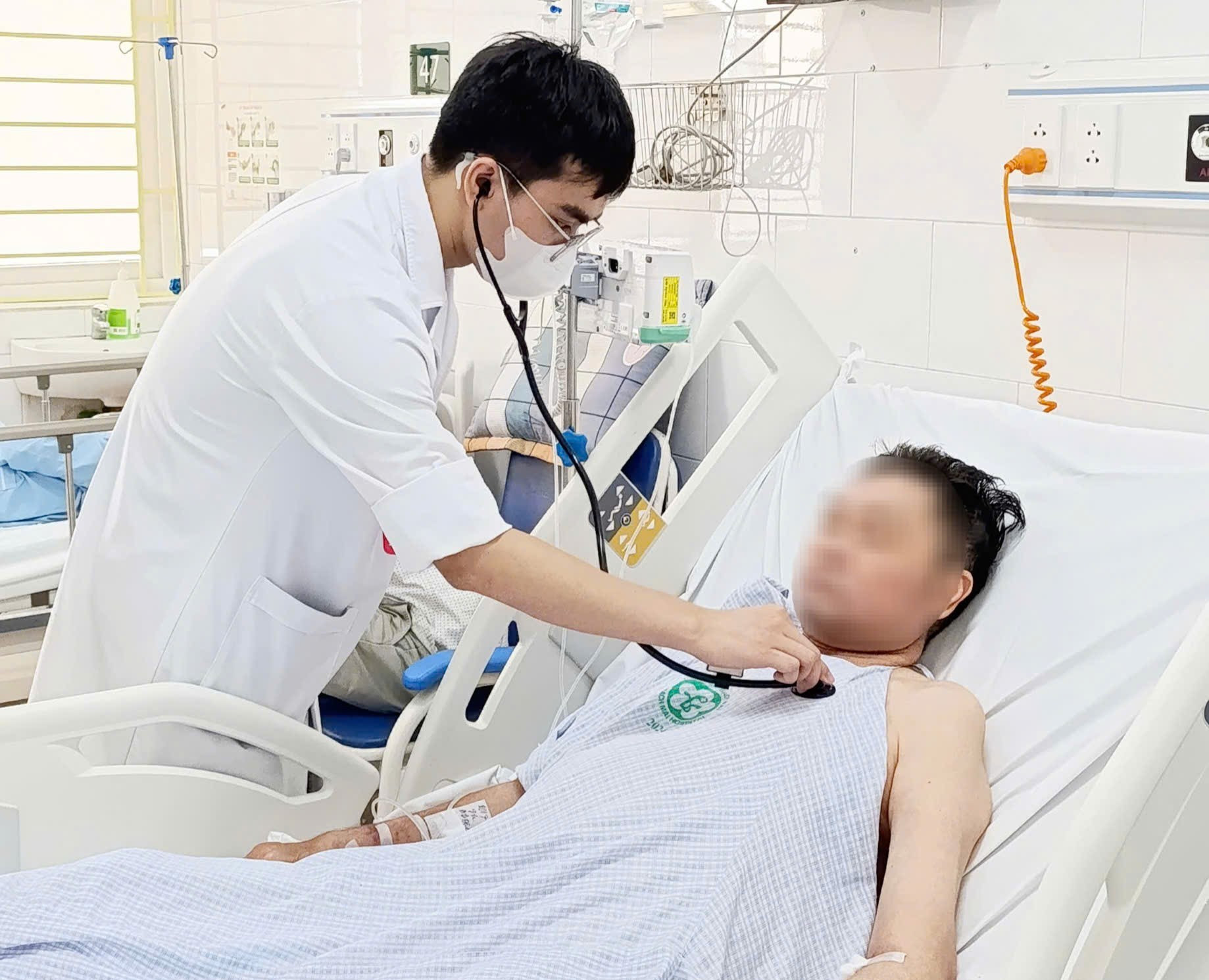 Người đàn ông 59 tuổi hoại tử nặng vùng đùi, rơi vào nguy kịch sau khi đi tắm biển - Ảnh 2.