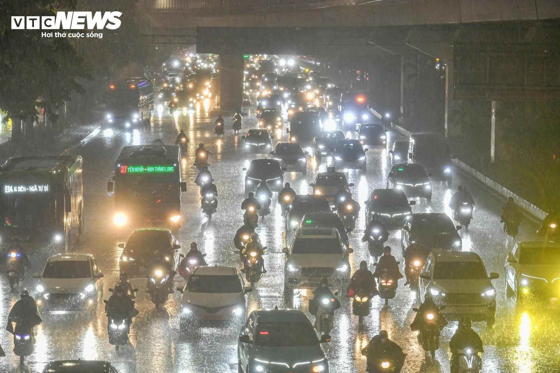 Nhiều tuyến đường Hà Nội ngập sâu trong 'cơn mưa vàng' giải nhiệt - 13