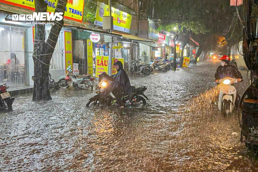 Nhiều tuyến đường Hà Nội ngập sâu trong 'cơn mưa vàng' giải nhiệt - 10