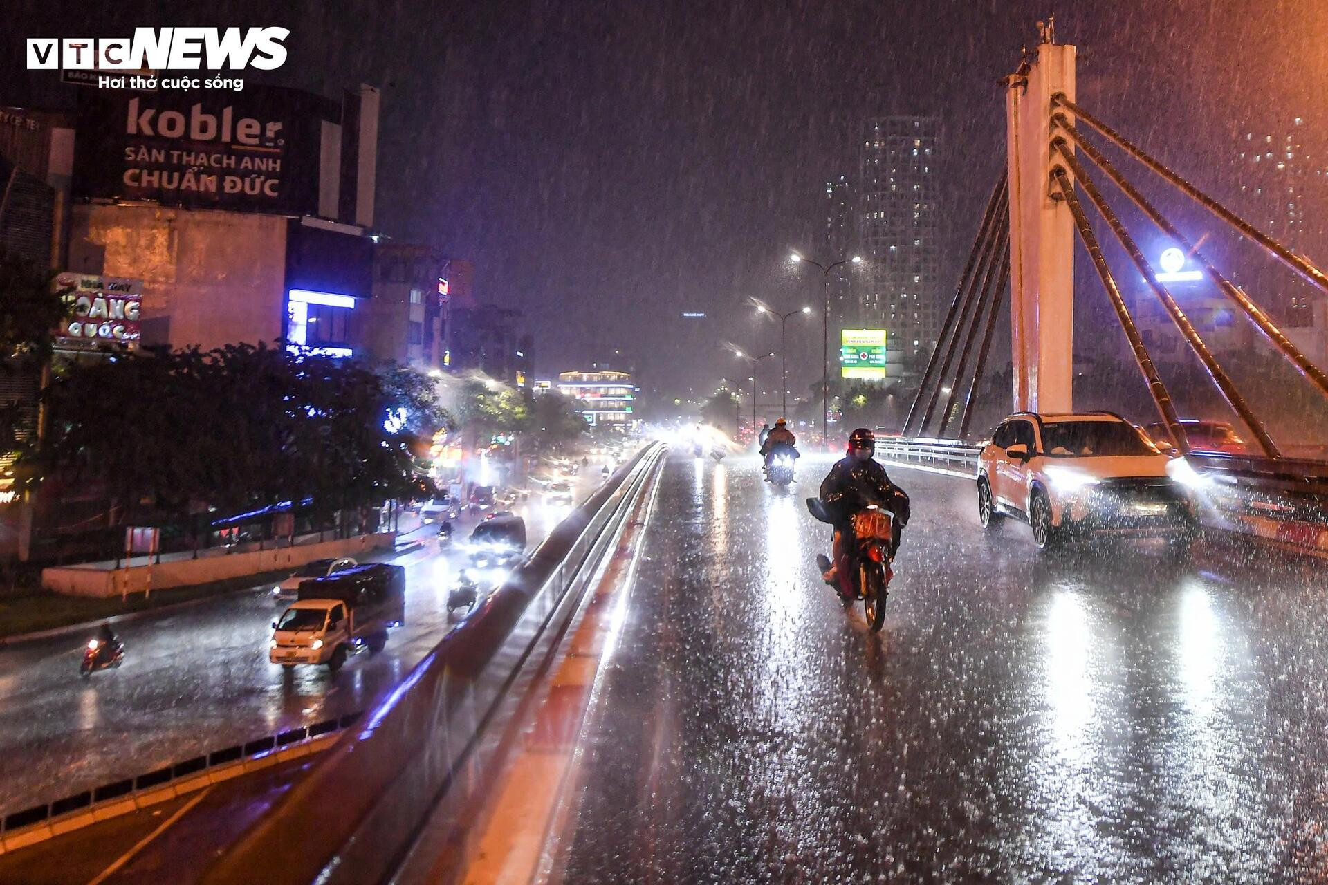 Nhiều tuyến đường Hà Nội ngập sâu trong 'cơn mưa vàng' giải nhiệt - 15