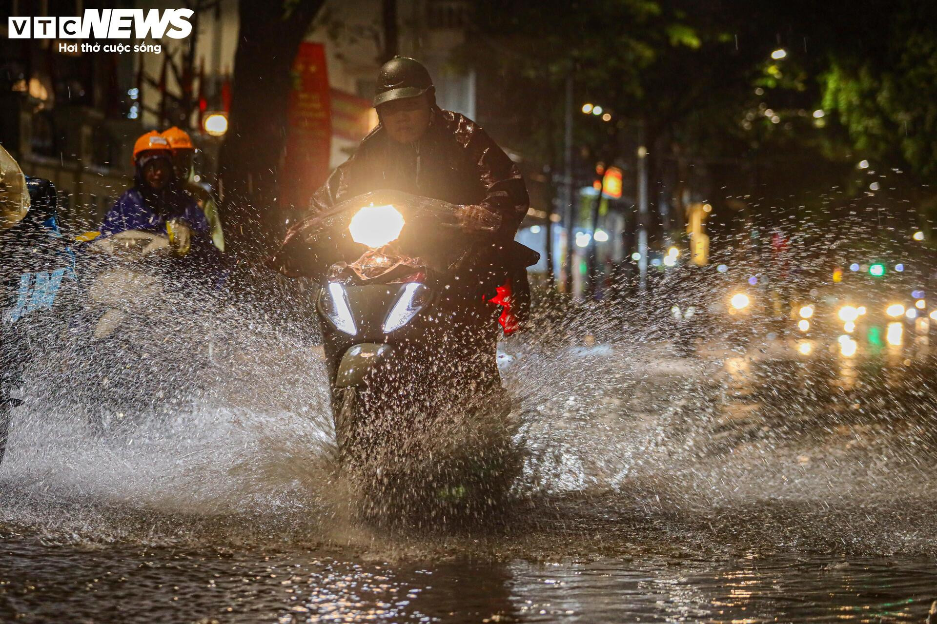 Nhiều tuyến đường Hà Nội ngập sâu trong 'cơn mưa vàng' giải nhiệt - 7