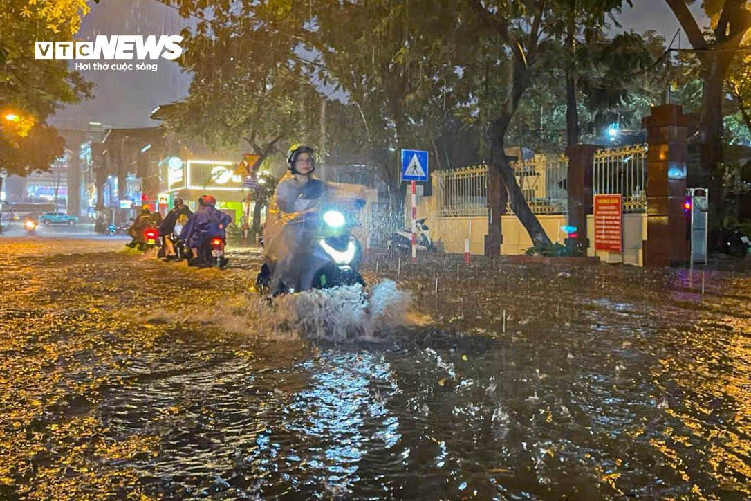 Nhiều tuyến đường Hà Nội ngập sâu trong 'cơn mưa vàng' giải nhiệt - 9