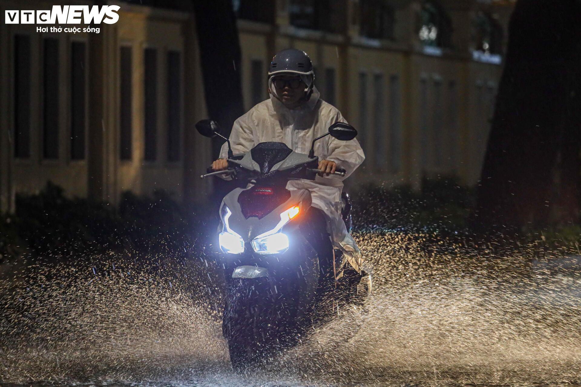 Nhiều tuyến đường Hà Nội ngập sâu trong 'cơn mưa vàng' giải nhiệt - 8