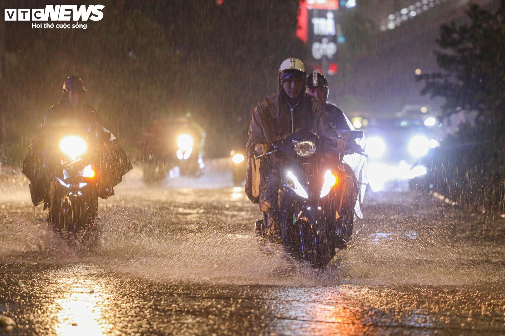 Nhiều tuyến đường Hà Nội ngập sâu trong 'cơn mưa vàng' giải nhiệt - 4