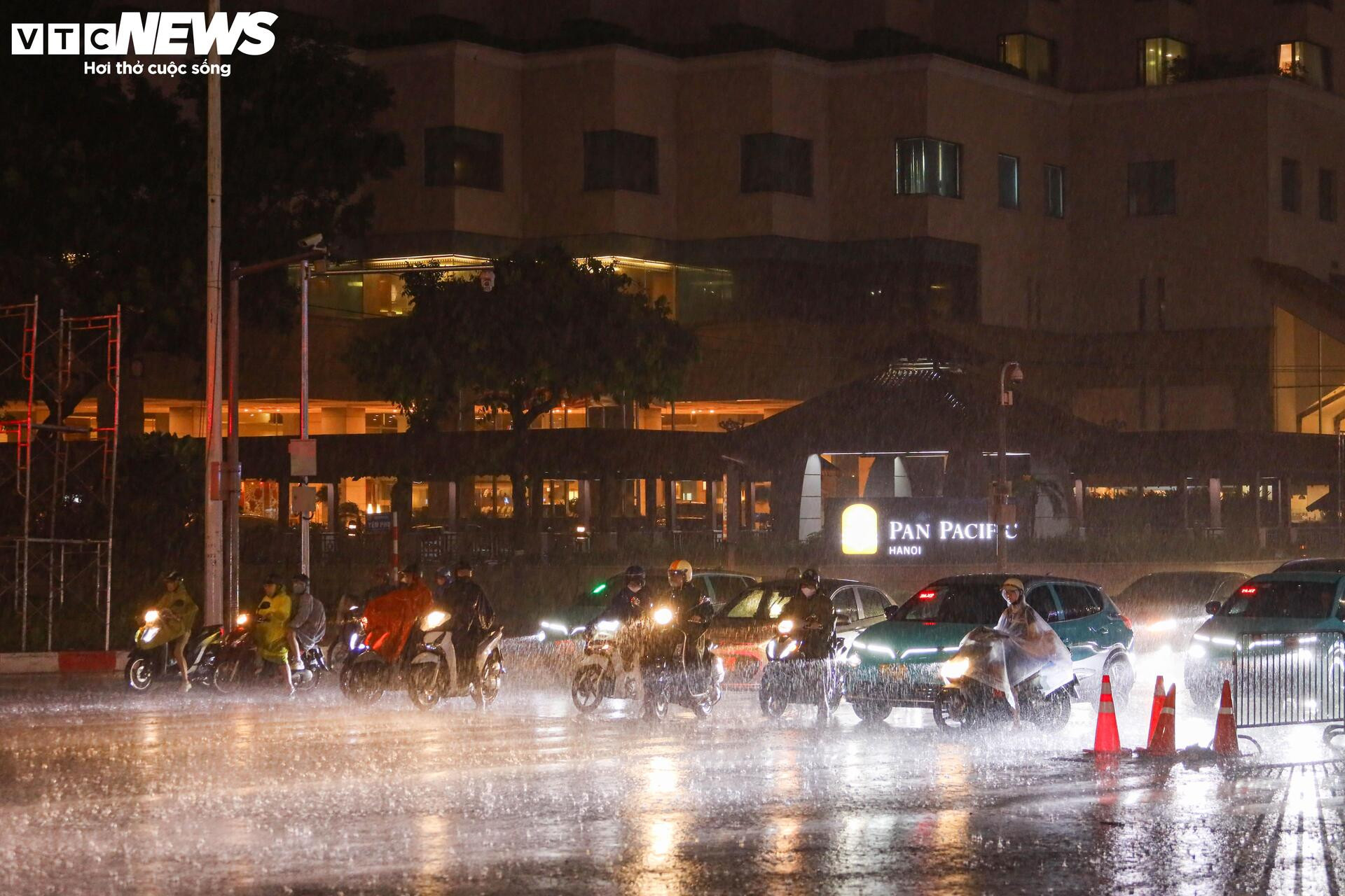 Nhiều tuyến đường Hà Nội ngập sâu trong 'cơn mưa vàng' giải nhiệt - 11