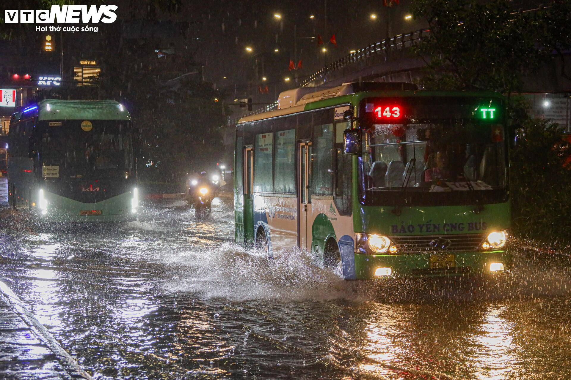Nhiều tuyến đường Hà Nội ngập sâu trong 'cơn mưa vàng' giải nhiệt - 2