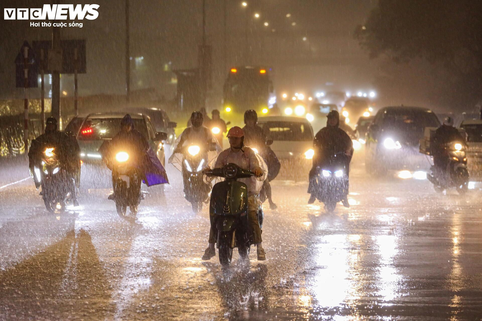 Nhiều tuyến đường Hà Nội ngập sâu trong 'cơn mưa vàng' giải nhiệt - 1