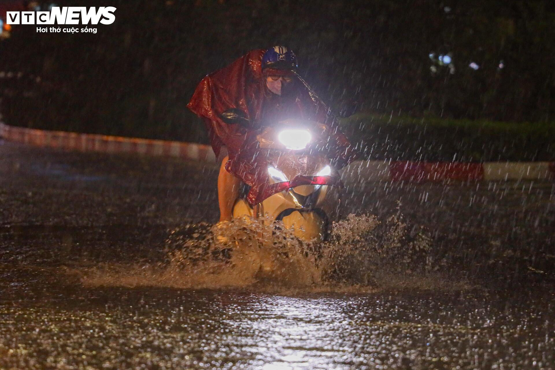 Nhiều tuyến đường Hà Nội ngập sâu trong 'cơn mưa vàng' giải nhiệt - 5