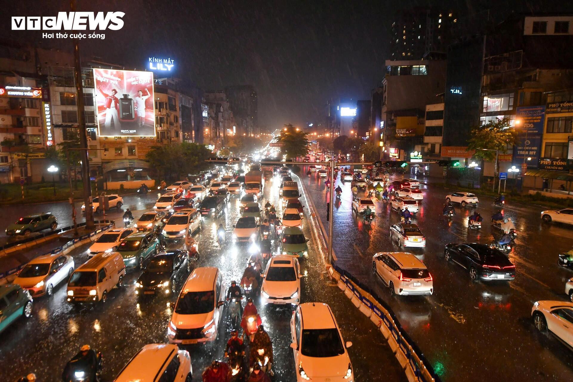 Nhiều tuyến đường Hà Nội ngập sâu trong 'cơn mưa vàng' giải nhiệt - 14