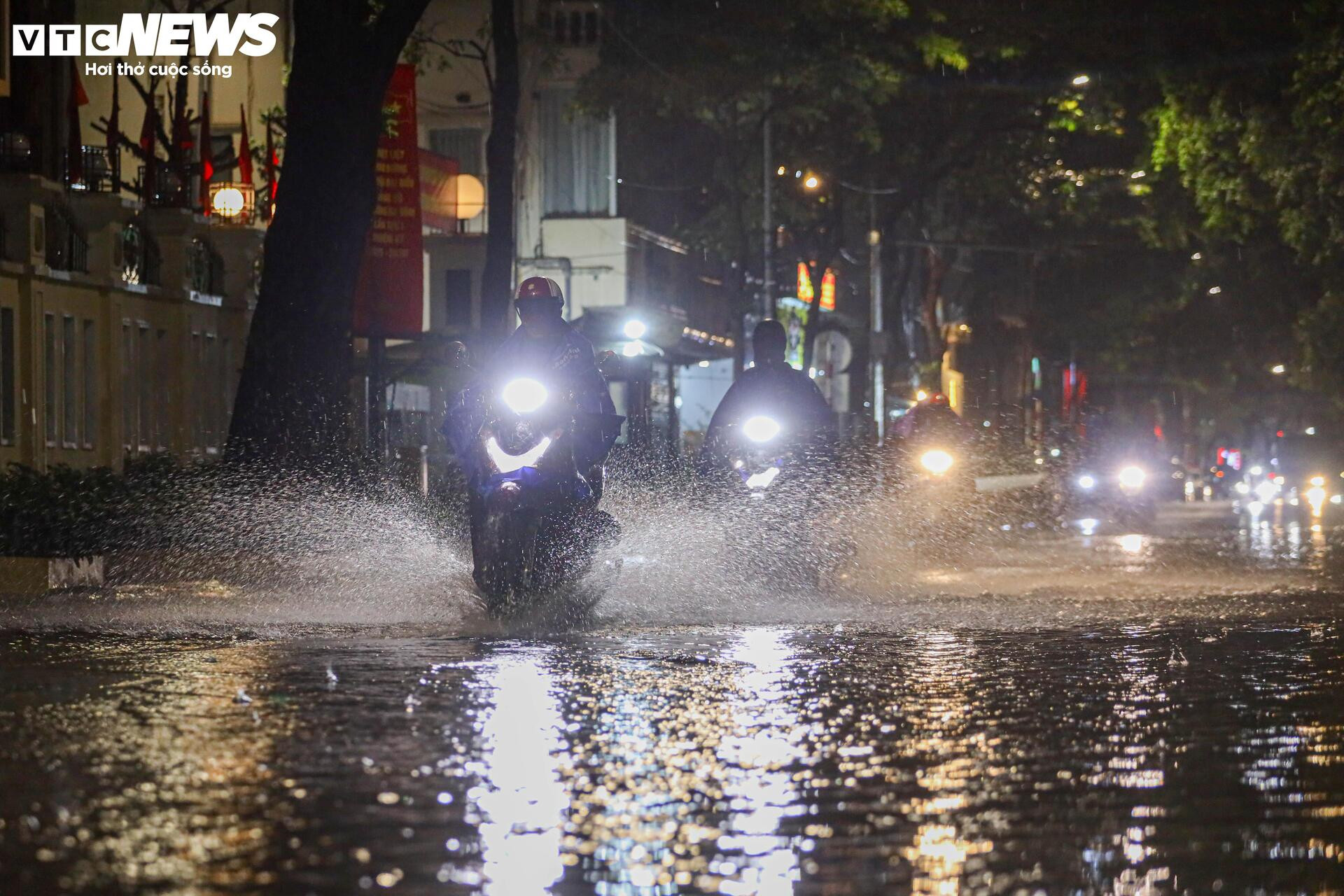 Nhiều tuyến đường Hà Nội ngập sâu trong 'cơn mưa vàng' giải nhiệt - 6