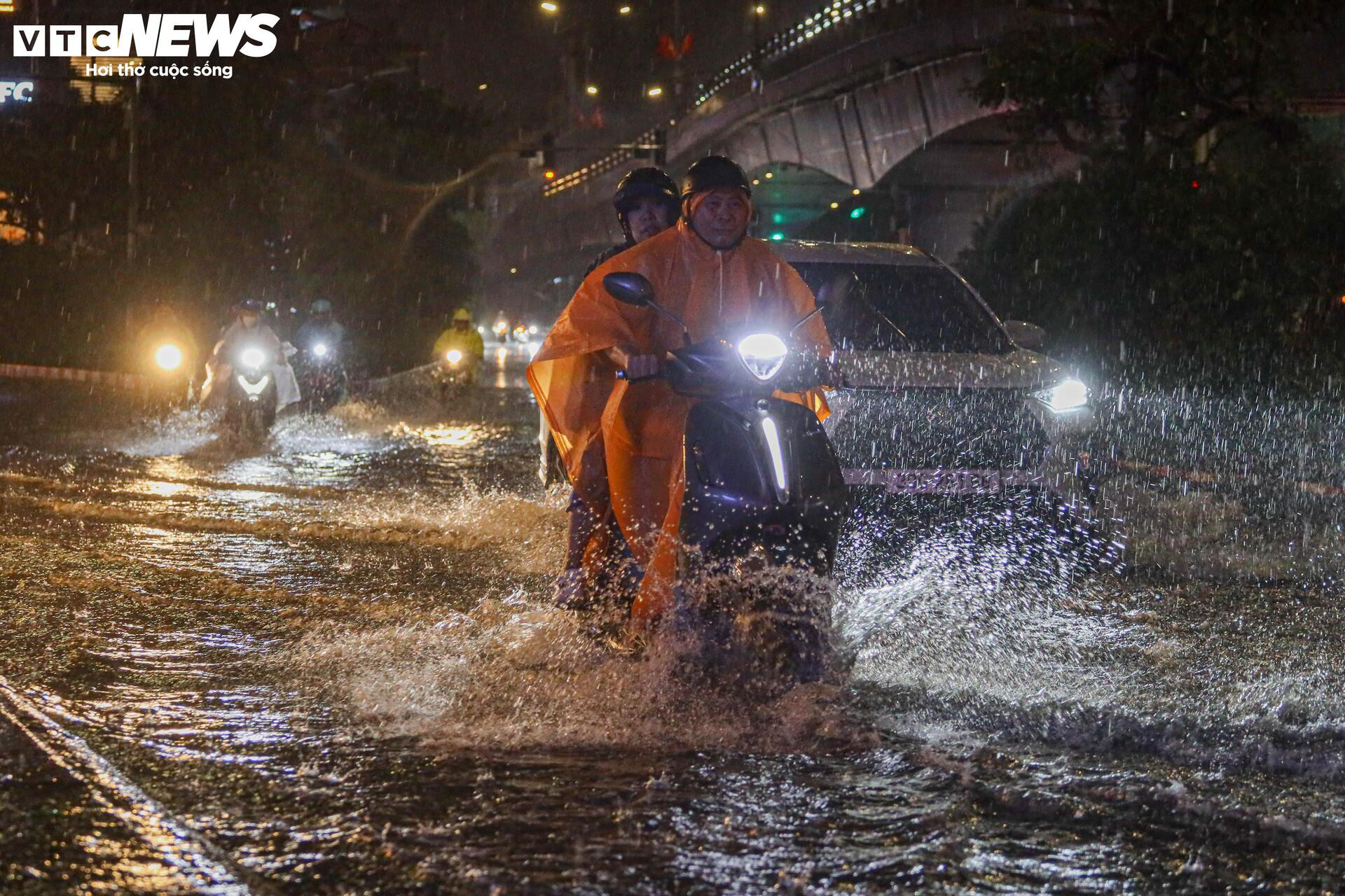 Nhiều tuyến đường Hà Nội ngập sâu trong 'cơn mưa vàng' giải nhiệt - 3