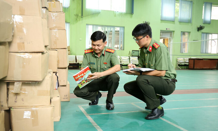 Cán bộ Phòng An ninh chính trị nội bộ (Công an tỉnh Bắc Ninh) kiểm tra tang vật vụ án. (Ảnh: Ngọc Anh)