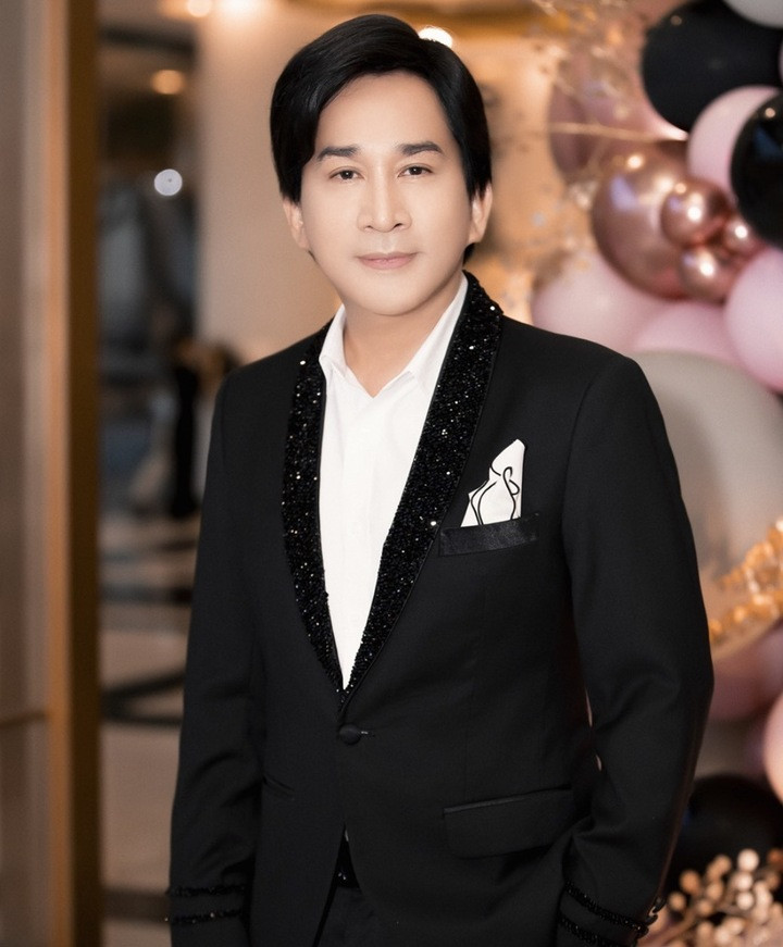 Kim Tử Long có cuộc sống sung túc nhờ ca hát lẫn kinh doanh.