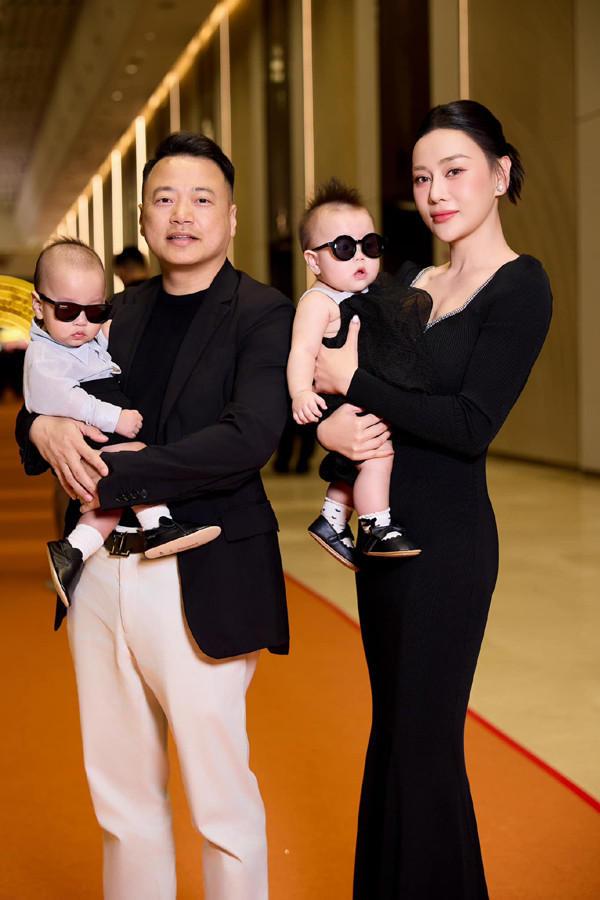 Cặp song sinh nhà Phương Oanh - Shark Bình học bơi trong 50 ngày, kết quả khiến khán giả bất ngờ- Ảnh 5.