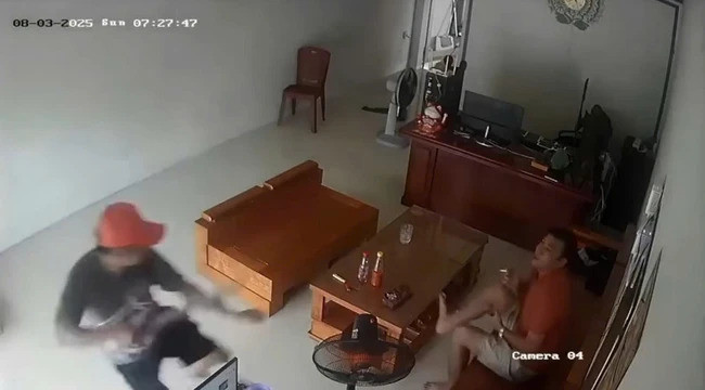Đang ngồi trong nhà hút thuốc, người đàn ông bị kẻ lạ mặt xông vào chém đứt lìa tay- Ảnh 1.