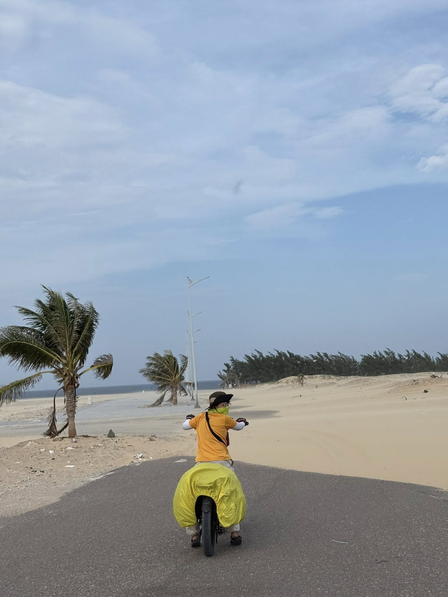 cậu bé đạp xe xuyên việt